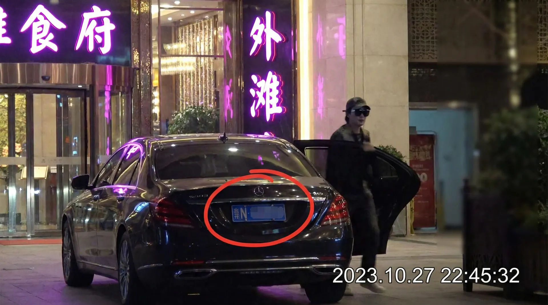 私密教学_私密教学视频实时更新~网红爆料私密教学分享平台 - 豪车餐厅外偷拍
